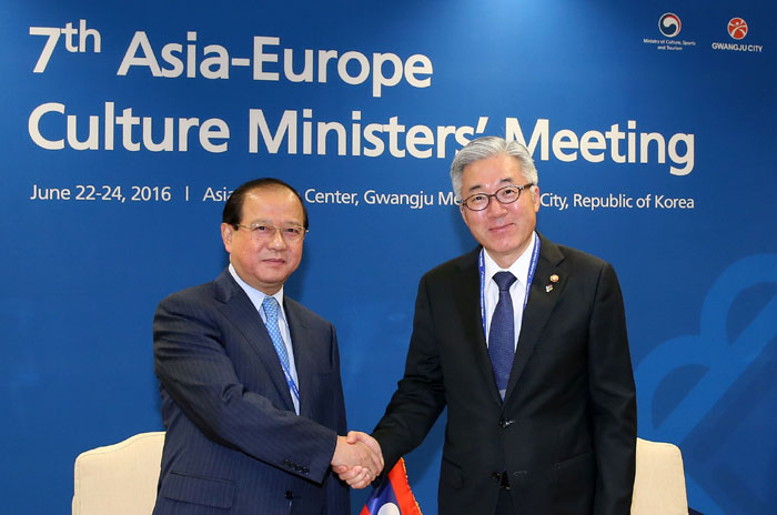 24日,韩国文化体育观光部长官金钟德在光州国立亚洲文化殿堂会见了老挝部长Bosengkham Vongdara。