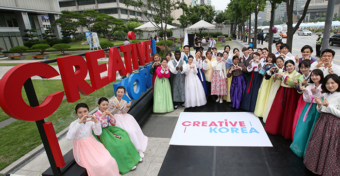 대한민국의 새로운 국가브랜드가 ‘크리에이티브 코리아’(Creative Korea)로 확정됐다. 문화체육관광부는 'CREATIVE KOREA'는 '창의'의 가치를 재발견해 국민의 자긍심을 고취하고, 세계에 기여하는 대한민국의 역할을 정립하기 위해 만들어졌다고 밝혔다.