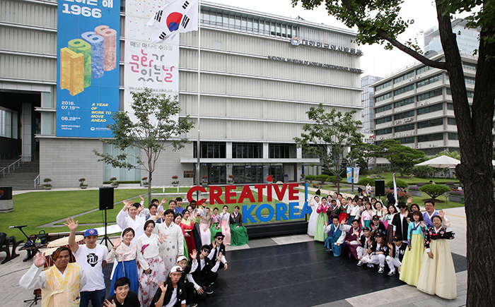 대한민국 국가브랜드 ‘크리에이티브 코리아’(Creative Korea) 발표를 하루 앞둔 3일, 서울 광화문 대한민국역사박물관 광장에서 외국인들과 시민들이 플래시몹 이벤트를 펼치고 있다.