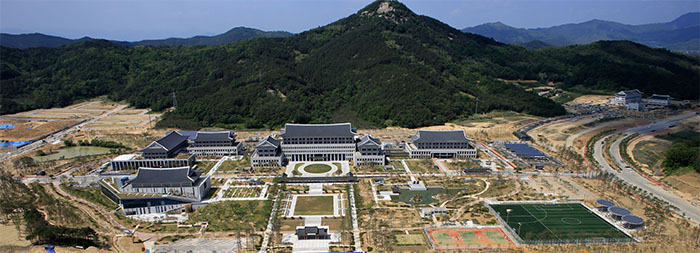 庆尚北道是韩国最大的地方自治团体。2月19日,庆尚北道道厅移至安东,结束了维持415年的大邱中心时代。图为位于安东的庆尚北道新道厅。