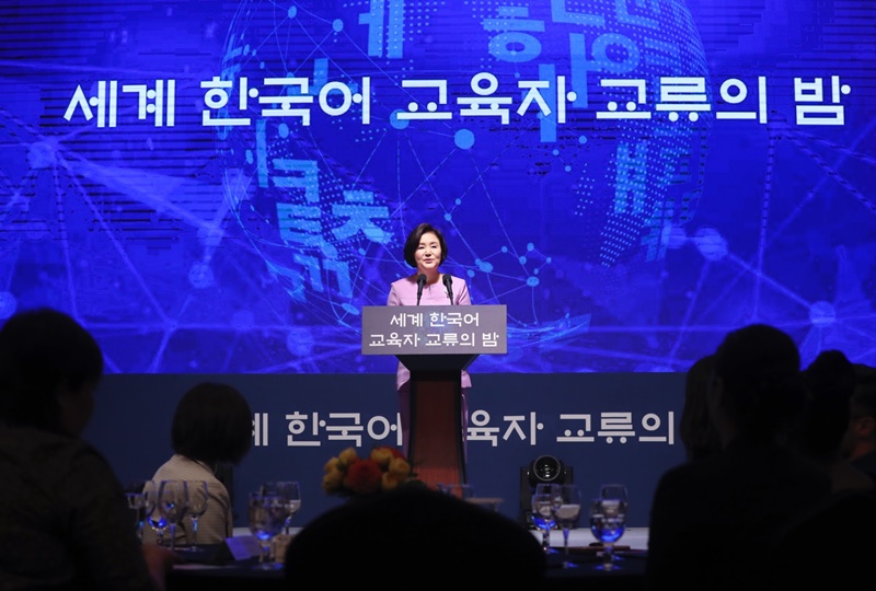 7月9日，韩国总统文在寅夫人金正淑女士参加了在首尔中区乐天酒店举行的“世界韩国语教育者交流之夜”活动，正在向来自全球的韩文教育者致辞表示感谢。图片来源：青瓦台