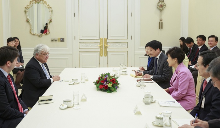 박근혜 대통령이 19일 청와대에서 마이클 혼다 미국 하원의원과 만나 한미관계와 한반도 통일 등에 대해 의견을 교환했다.