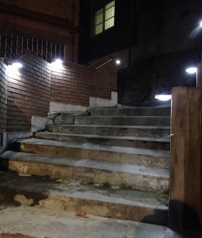 반딧불이 설치된 서울 종로구 행촌동의 골목길.