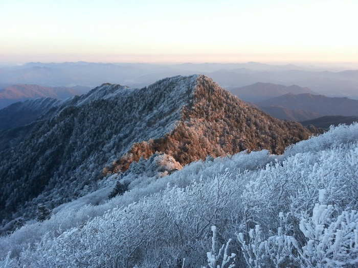 지리산의 최고봉인 1,915m의 천왕봉이 흰 눈에 덮여 있다. 산청 사람들은 천왕봉의 기운을 받으면 만사가 술술 풀린다고 믿는다. 