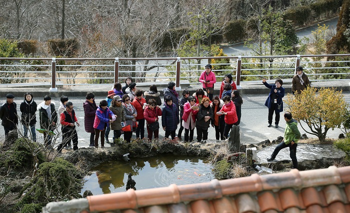 관광객들이 원예예술촌에 마련된 작은 연못을 둘러보고 있다. 