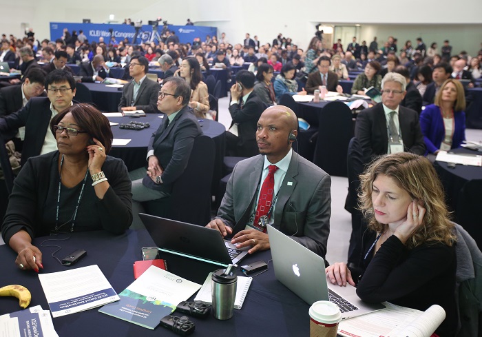 세계 도시 환경 문제 해법을 논의하는 ICLEI 개막총회가 이어진 9일 참가자들이 발표자의 이야기를 경청하고 있다. 