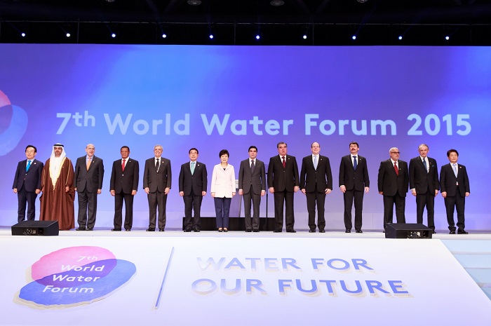 박근혜 대통령이 12일 대구 엑스코에서 열린 제7차 세계물포럼 개막식에서 참석자들과 기념촬영을 하고 있다.