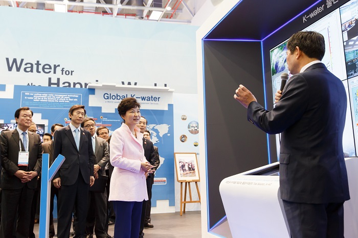 박근혜 대통령이 12일 세계물포럼 개회식을 마친 뒤 전시관을 참관, 한국수자원공사의 현황에 대해 듣고 있다.