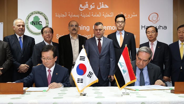 지난 5일 이라크 국가투자위원회(NIC) 별관에서 열린 추가 공사 계약 체결식에서 이근포 한화건설 대표이사(앞, 왼쪽)와 이라크 국가투자위원회(NIC) 사미 알 아라지(Dr. Sami R. Al Araji) 의장(앞, 오른쪽)이 서명을 하고 있다. 