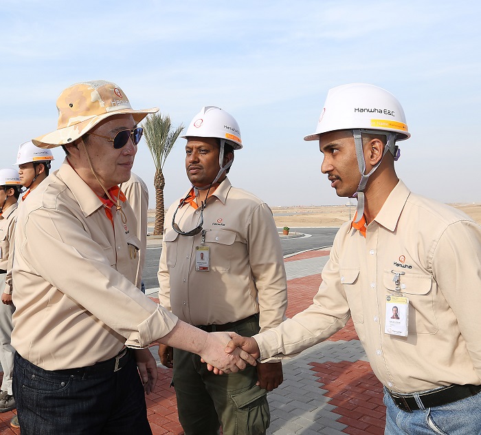 한화그룹의 김승연 회장 (왼쪽)이 비스야마 프로젝트 현장에서 직원들을 격려하고 있다. 