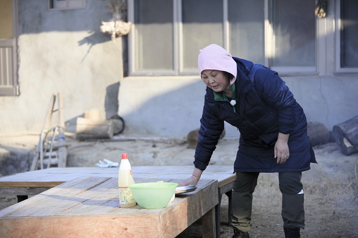 ‘잘살아보세’의 남북 남녀를 대표하는 최수종씨(위)와 이순실씨(아래). 한국 최고의 연기자는 온종일 땔감을 구하고 취사준비를 하는 막일을 마다 않고 하고 있다. 북한군 간호장교 출신 이순실씨는 고난의 행군 당시 극빈의 생활로 어려움을 겪다 북한을 탈출했다. 
