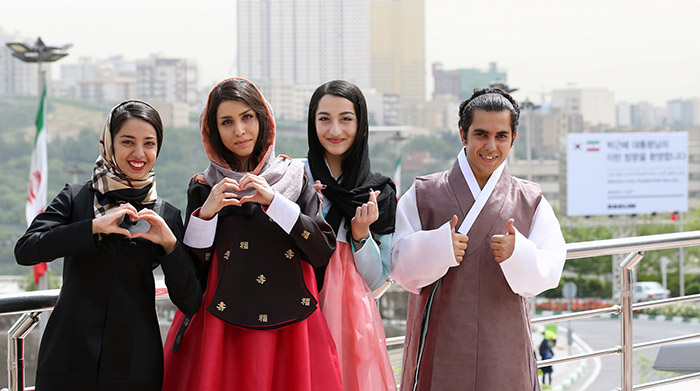 穿上韩服的伊朗大学生们在“K-culture” 展区摆出了心仪韩国文化的心形手势。