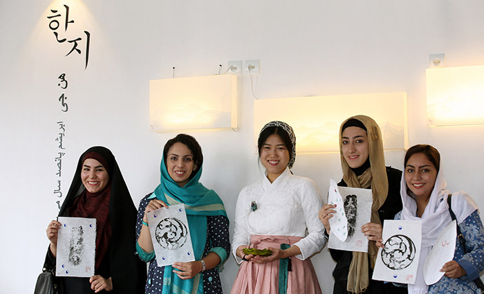 访问“K-culture”展览的游客展示着自己拓本的韩纸。