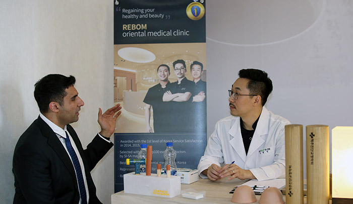 5月2日开幕的“K-culture”展览的韩方体验馆里，有一位游客正在接受门诊。