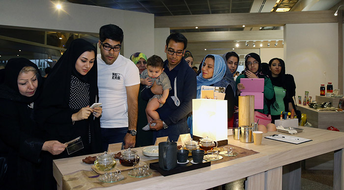 在“K-culture” 展览的品尝区，游客们品尝韩国的传统茶。