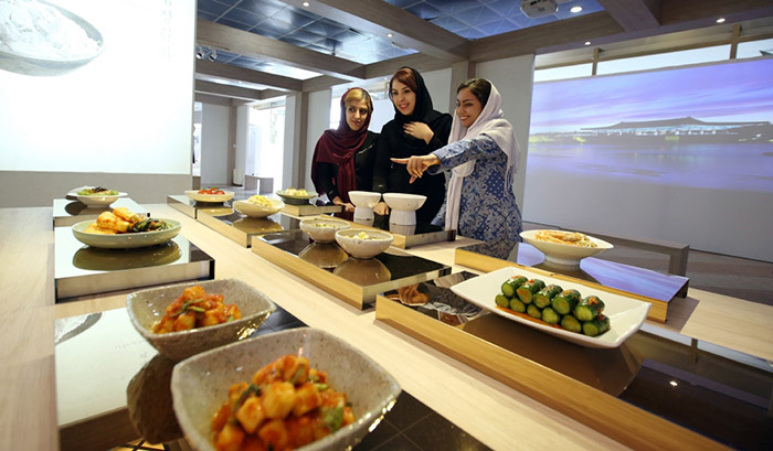 5月2日开幕的“K-culture”展览的韩食体验馆里，伊朗大学生参观着各种各样的韩国辛奇。