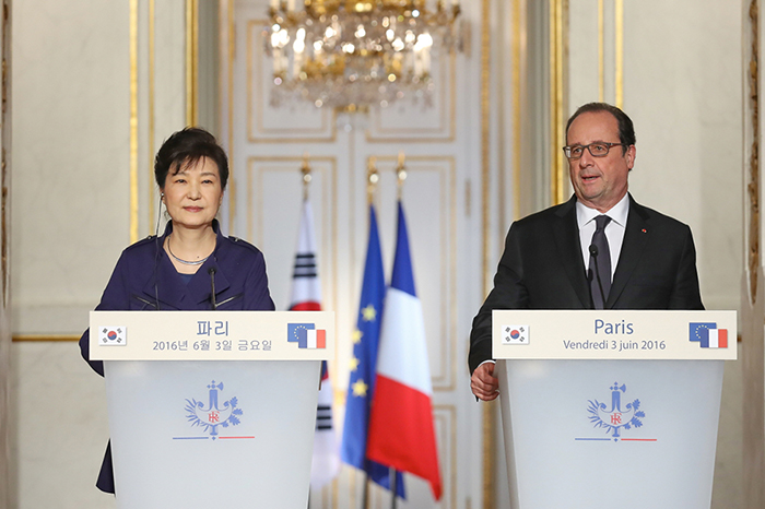 6月3日，韩国总统朴槿惠与法国总统奥朗德在巴黎爱丽舍宫进行了首脑会谈。当天，两国首脑签署了包含两国合作蓝图的“韩法建交130周年共同宣言”。