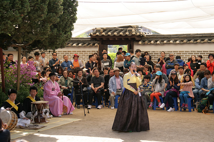 5月至7月,在京畿道华城隆健陵斋室共进行三次的演出“正祖大王的孝心,其第二个故事”将向观众展现韩国传统游戏和国乐等丰富多彩的舞台。