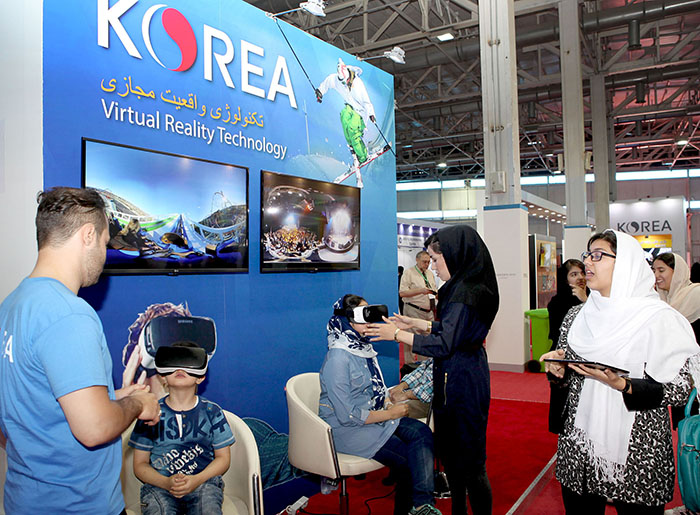 “2016德黑兰韩国优秀商品展”为观众提供将韩国文化与尖端技术相结合的虚拟现实、互动游戏等多彩多样的体验活动。