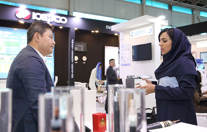 参加“2016德黑兰韩国优秀商品展”的当地进口商与韩国有关人士进行洽谈。23日至25日进行的此次展览,是本月初韩国总统朴槿惠对伊朗进行的国事访问以后的后续工作。