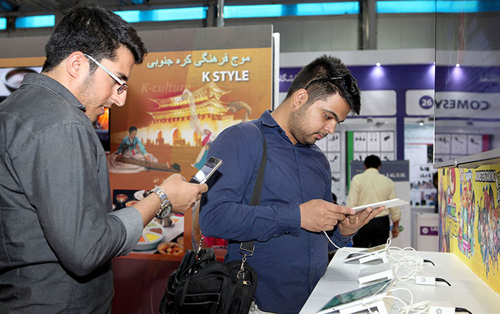 伊朗进口商在“2016德黑兰韩国优秀商品展”的企业展区体验各种IT产品。