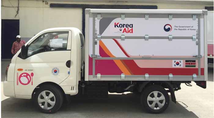 “Korea Aid”是韩国新开发的合作项目,将为非洲当地居民提供包括保健、饮食、文化方面的上门服务。图为Korea Aid的快餐车。