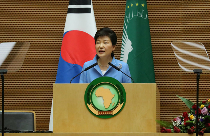 5月27日,韩国总统朴槿惠在位于亚的斯亚贝巴的非洲联盟总部发表特别演讲。演讲中,朴总统提出了指向全面合作的韩•非合作蓝图。