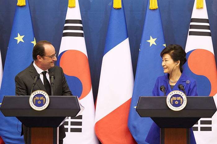 法国总统奥朗德去年11月对韩国进行了国事访问。图为在首脑会谈前召开的联合记者会上的法国总统奥朗德(左)与韩国总统朴槿惠。