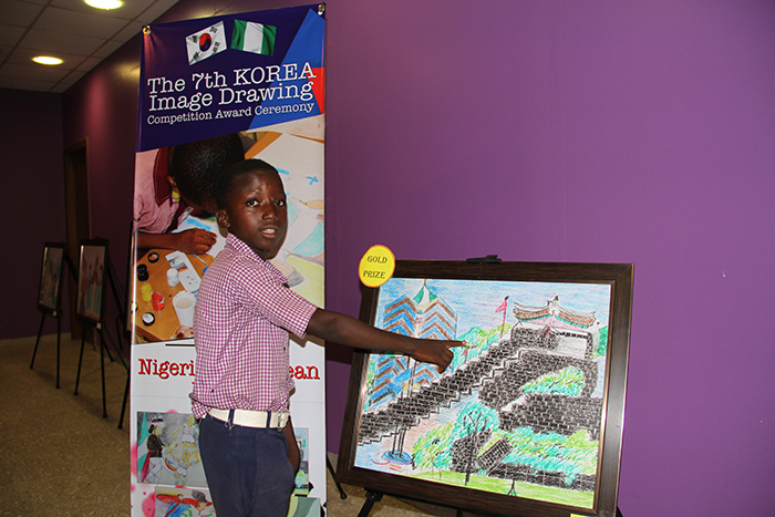 以联合国世界文化遗产韩国水原华城为主题画画的尼日利亚小朋友 Mohammed Musa在讲解自己的作品。