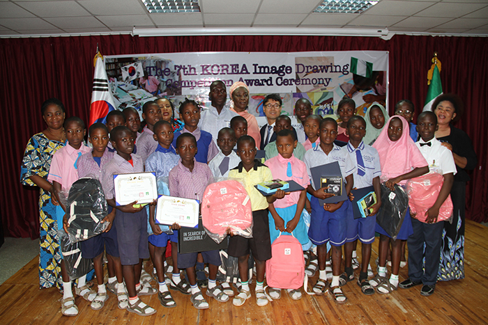 在驻尼日利亚韩国文化院合影留念的“韩国•尼日利亚形象绘画大会”获奖者们。