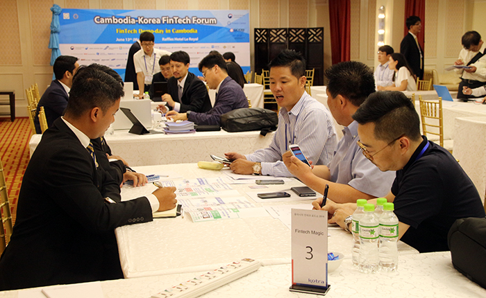 13日，在柬埔寨金边举行的“金融科技演示日（Fintech Demo-day）”，韩国的金融科技企业Fintech Magic与柬埔寨有关人士进行洽谈。