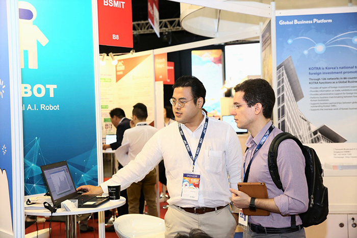 参加在新加坡举行的“Echelon Asia Summit 2016”的韩国金融科技企业在为新加坡有关人士进行金融技术试演。