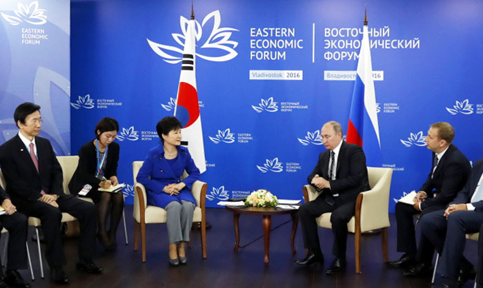 President Park Geun-hye talks with her Russian counterpart Vladimir Putin during their summit on the sidelines of the Eastern Economic Forum in Russia's Far East port city of Vladivostok on Sept. 3. (Photo: Cheong Wa Dae)