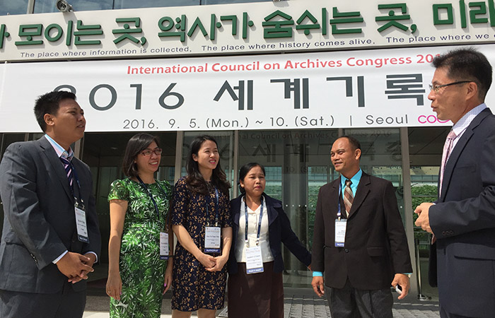 来自乌兹别克斯坦、越南、蒙古等亚洲十个国家的档案管理专家5日在举行“2016 ICA大会(国际档案理事会)”的COEX，与韩国有关人士谈话。