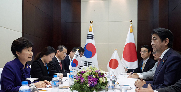 박근혜 대통령과 아베 신조 일본 총리가 7일 라오스 비엔티안에서 회담을 갖고 있다.