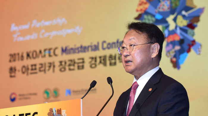 유일호 부총리 겸 기획재정부 장관이 25일 서울에서 열린 '2016년 한-아프리카 장관급 경제협력회의(KOAFEC)'에서 회의성과에 대해 설명하고 있다.