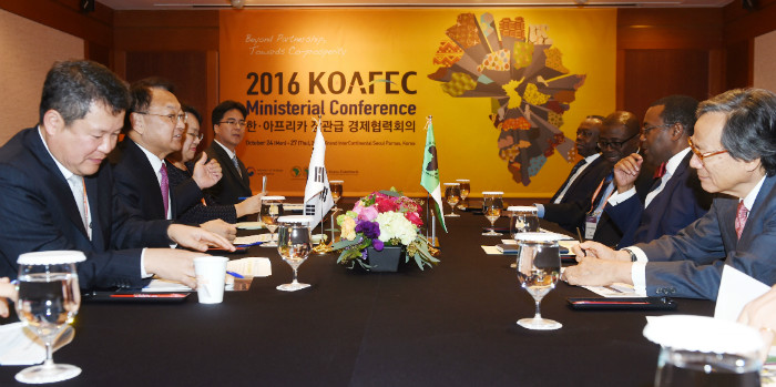 유일호 부총리(왼쪽 두 번째)가 25일 아데시나 AfDB 총재와 면담하고 있다.