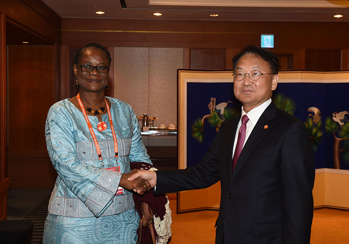 유일호 부총리(오른쪽)가 25일 소리 부르키나파소 장관과 회담장에서 악수하고 있다.