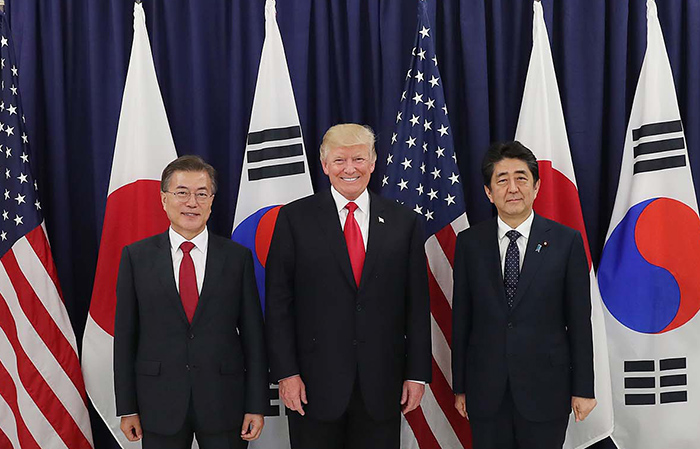 문재인 대통령이 6일(현지시간) 독일 함부르크에서 도널드 트럼프 미국 대통령, 아베 신조 일본 총리와 한∙미∙일 정상 만찬에 앞서 기념촬영을 하고 있다. (청와대)
