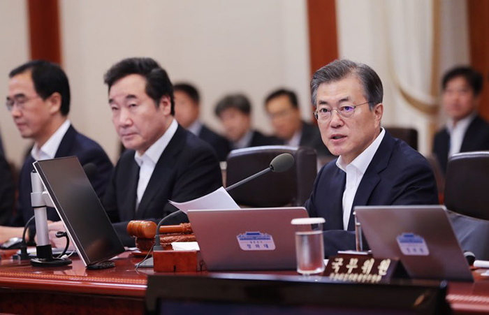 문재인 대통령이 5일 청와대에서 국무회의를 주재하고 있다. 청와대