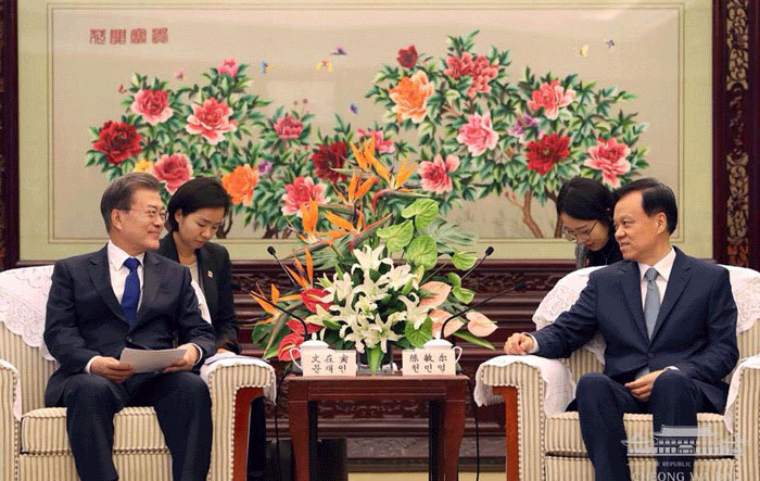 문재인 대통령(왼쪽)이 16일 충칭시 유주빈관에서 천민얼 충칭 당서기와 회담을 하고 있다.