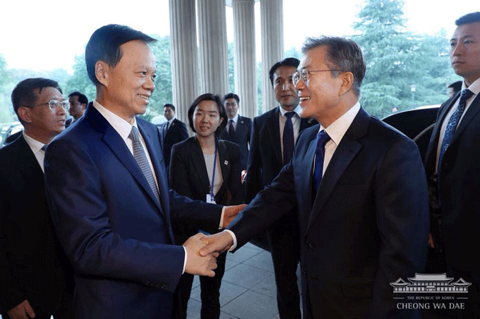 문재인 대통령(오른쪽)이 16일 충칭시 유주빈관에서 천민얼 충칭 당서기와 인사를 나누고 있다.