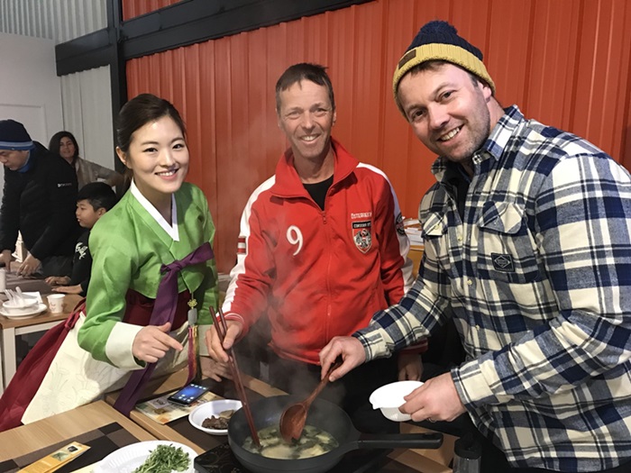 ‘2018 평창 동계올림픽•패럴림픽’ 기간 평창 올림픽플라자 인근에 운영된 ‘케이푸드 플라자(K-Food Plaza)’에는 총 10만 명이 방문해 한식문화를 직접 체험했다. 사진은 지난 2월 20일 열린 쿠킹클래스에 참가해 음식을 만들고 있는 외국인 관광객들.