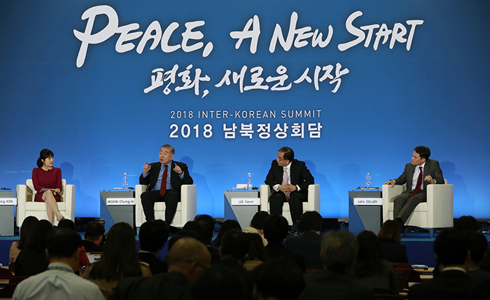 ‘2018 남북정상회담 전문가 토론회’가 26일 경기도 고양시 킨텍스 메인프레스센터에서 열린 가운데 한반도 전문가들이 ‘비핵화 평화 정착 및 남북관계 발전’을 주제로 토론하고 있다. 왼쪽부터 김소영 로이터 서울지국장, 문정인 외교안보특별보좌관, 이근 서울대 교수, 존 델러리 연세대 교수.
