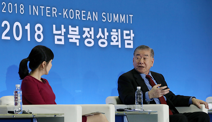 ‘2018 남북정상회담 전문가 토론회’가 26일 경기도 고양시 킨텍스 메인프레스센터에서 열린 가운데 문정인 외교안보특별보좌관(오른쪽)이 남북정상회담과 북미정상회담에 대한 전망을 밝히고 있다.