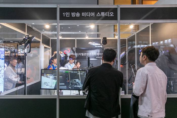 ‘미디어, 모든 것을 연결하다’를 주제로 ‘제28회 국제 방송•음향•조명기기 전시회(KOBA 2018)’가 서울 강남구 삼성동 코엑스에서 열린 가운데 16일 ‘1인 방송 미디어 스튜디오’에서 관람객들이 1인 방송 체험을 해보고 있다.