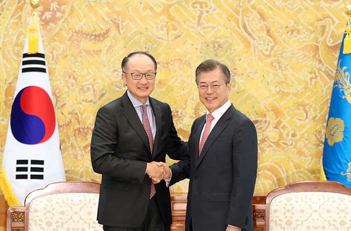 문재인 대통령(오른쪽)이 김용 세계은행 총재와 25일 청와대 접견실에서 악수하고 있다. 청와대