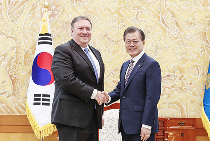 문재인 대통령이 14일 청와대에서마이크 폼페이오(Mike Pompeo) 미국 국무부 장관과 북미정상회담 합의 이행을 위한 후속 조치를 논의했다. 청와대