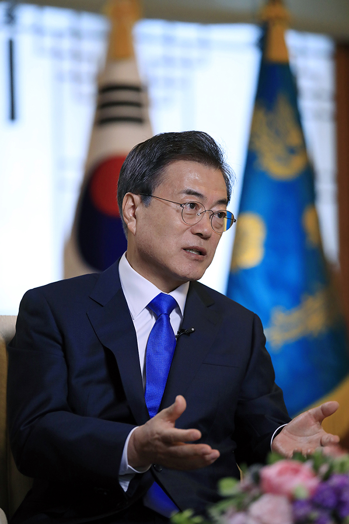 문재인 대통령이 20일 러시아 국빈 방문을 하루 앞두고 청와대에서 러시아 언론사들과 합동 인터뷰를 갖고 있다. (청와대)