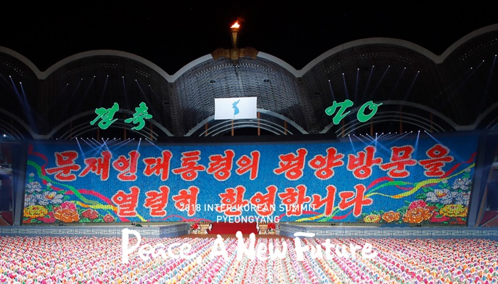 9月19日，在平壤五一体育场举行的大型团体操表演《光辉祖国》华丽上演。图为在演出中亮出的大型字幕“热烈欢迎文在寅总统访问平壤”。图片来源：平壤共同采访团